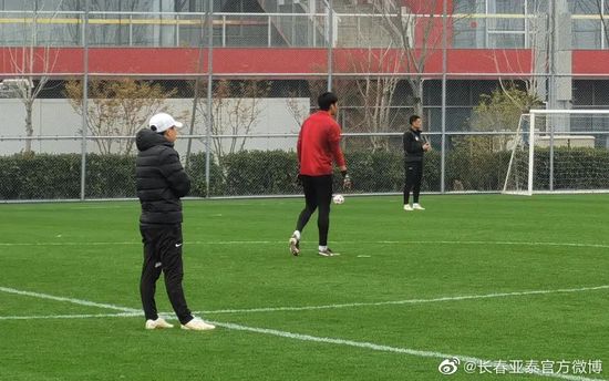 黎漾觉得很尴尬，可又实在找不到借口推脱，无奈之下，只好让季子琪坐上了副驾驶。